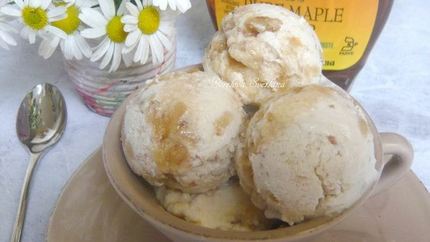 Мороженое с кленовым сиропом и грецкими орехами