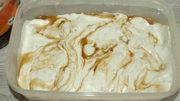 мороженое с кленовым сиропом и грецкими орехами