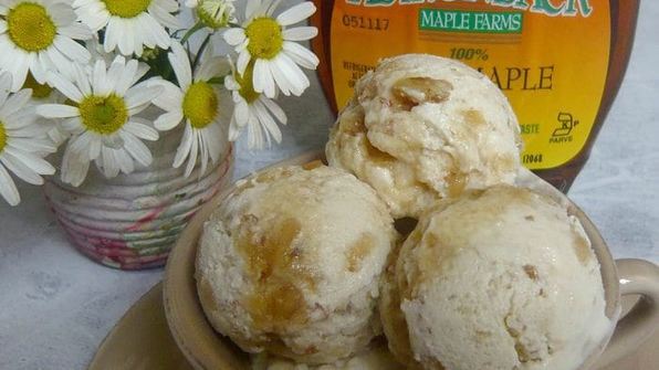 мороженое с кленовым сиропом и грецкими орехами