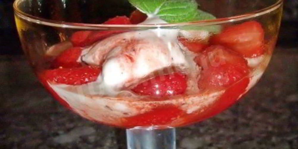 Рецепт сандэ мороженое с клубникой по-царски