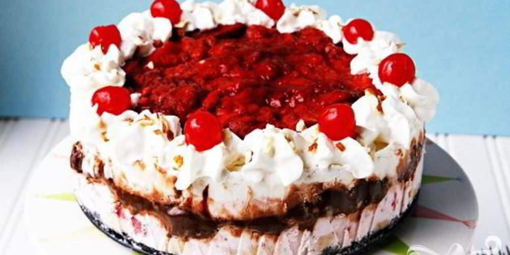 Рецепт торта-мороженого с клубникой и бананами