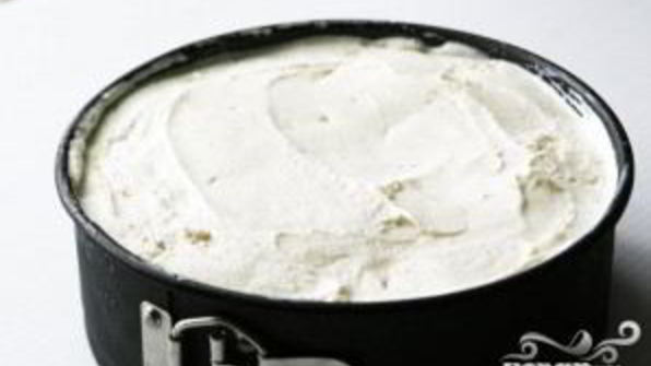 торт-мороженое с клубникой и бананами