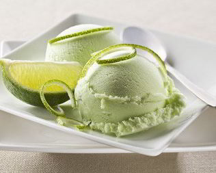 Зеленое мороженое из авокадо с текилой