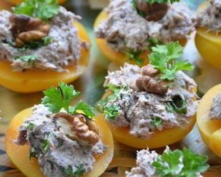 Мусс из тунца на абрикосах