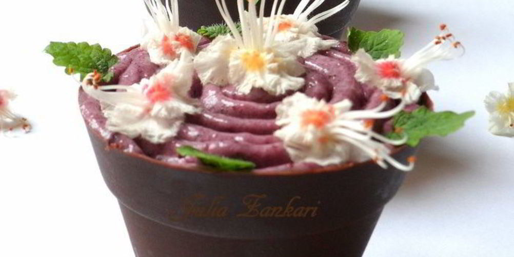 Рецепт шоколадных стаканчиков с черничным муссом и бисквитом