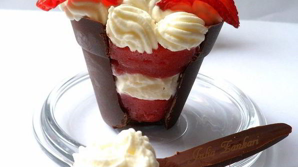 шоколадные стаканчики с черничным муссом и бисквитом