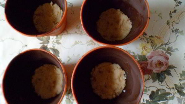 шоколадные стаканчики с черничным муссом и бисквитом