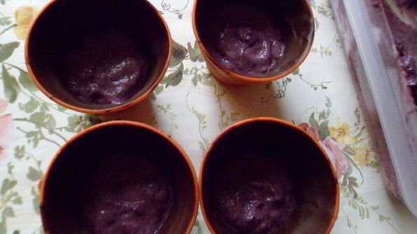 шоколадные стаканчики с черничным муссом и бисквитом