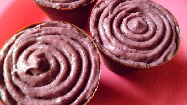 шоколадные стаканчики с черничным муссом и бисквитом