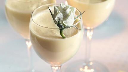 Шоколадныи мусс с засахаренными розами