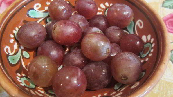 торт-мусс из апельсинового бисквита, винного крем-мусса и розового винограда