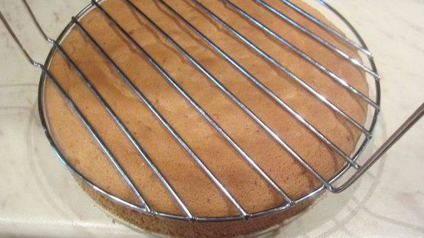 торт-мусс из апельсинового бисквита, винного крем-мусса и розового винограда