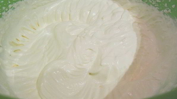 торт-мусс из апельсинового бисквита, винного крем-мусса и розового винограда