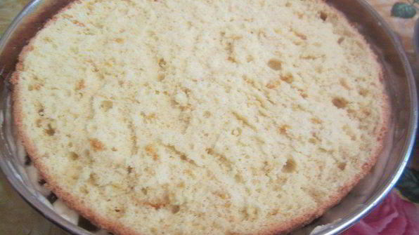 торт-мусс из апельсинового бисквита, винного крем-мусса и розового винограда