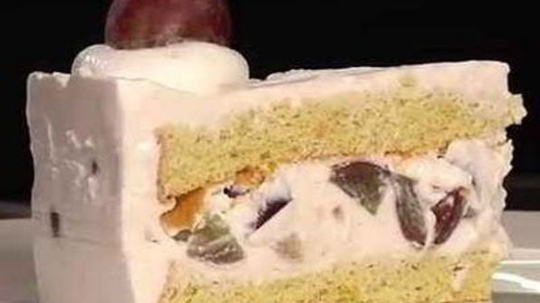 торт-мусс из апельсинового бисквита, винного крем-мусса и розового винограда