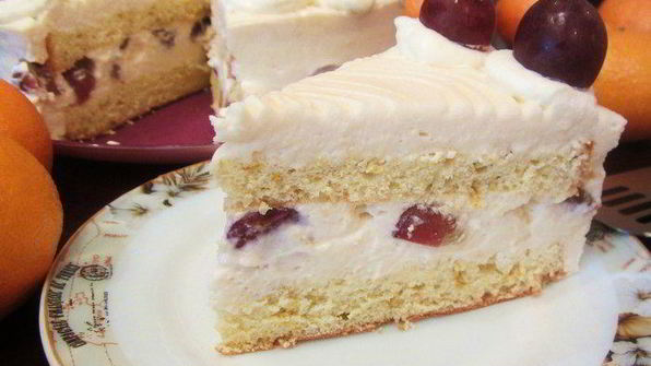 торт-мусс из апельсинового бисквита, винного крем-мусса и розового винограда