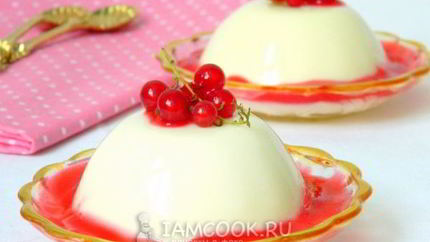 Панна котта с красной смородиной