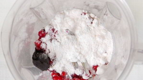 панна котта с красной смородиной