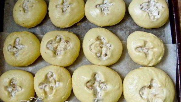 ореховые пасхальные булочки
