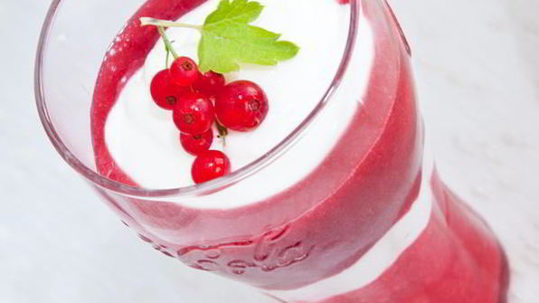 полосатый десерт со смородиной