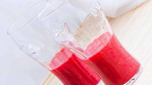 полосатый десерт со смородиной