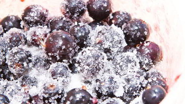 полосатый десерт со смородиной