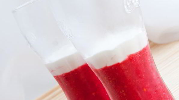 полосатый десерт со смородиной