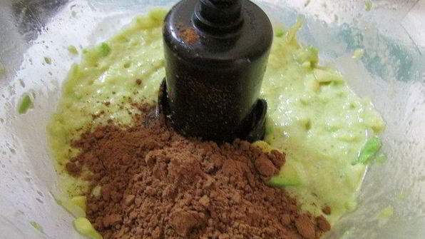 шоколадная паста из банана и авокадо