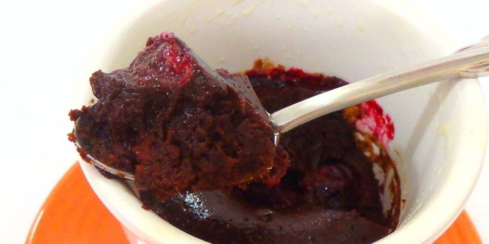 Рецепт шоколадного десерта с черной смородиной