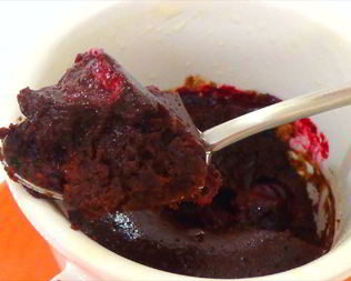 Шоколадный десерт с черной смородиной