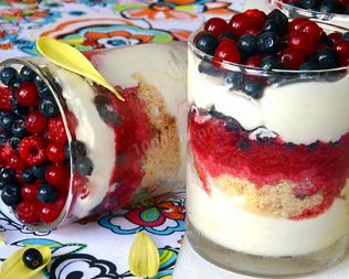 Сливочный десерт с лесными ягодами