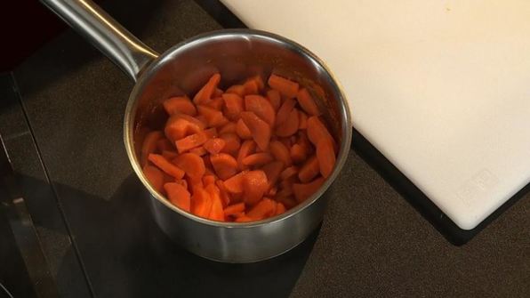 куриное суфле с апельсиновыми цукатами на морковном пюре