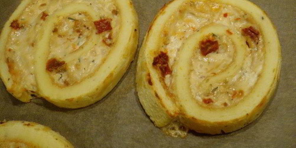 Рецепт рулета-суфле с пармезаном и вялеными томатами