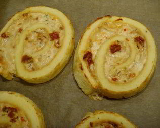 Рулет-суфле с пармезаном и вялеными томатами