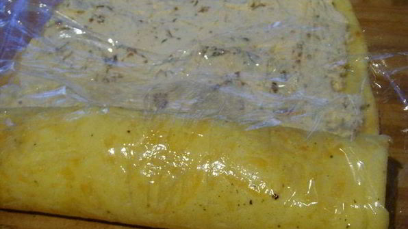 рулет-суфле с пармезаном и вялеными томатами