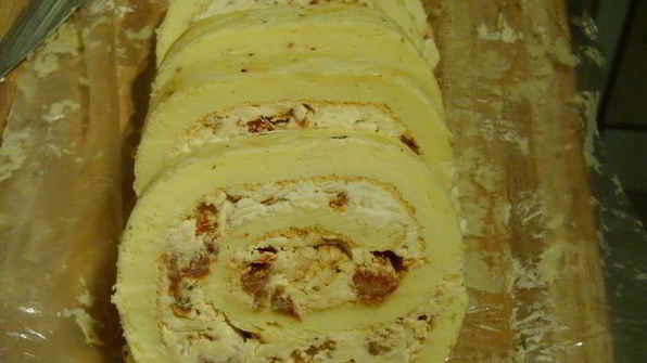 рулет-суфле с пармезаном и вялеными томатами