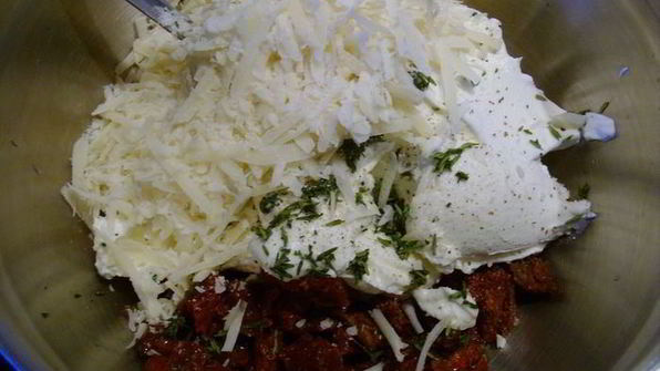 рулет-суфле с пармезаном и вялеными томатами