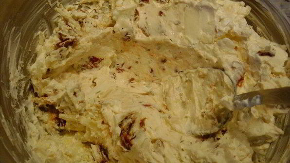 рулет-суфле с пармезаном и вялеными томатами