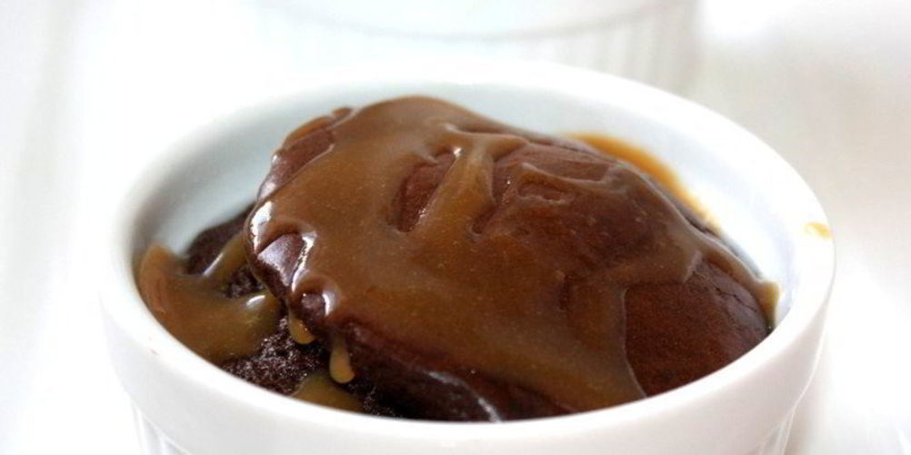 Рецепт шоколадного суфле с карамельным соусом