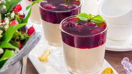 Шоколадное суфле с вишневым соусом