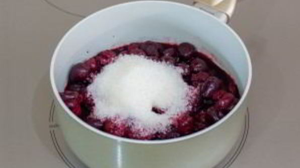 шоколадное суфле с вишневым соусом