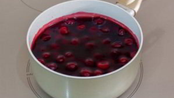 шоколадное суфле с вишневым соусом