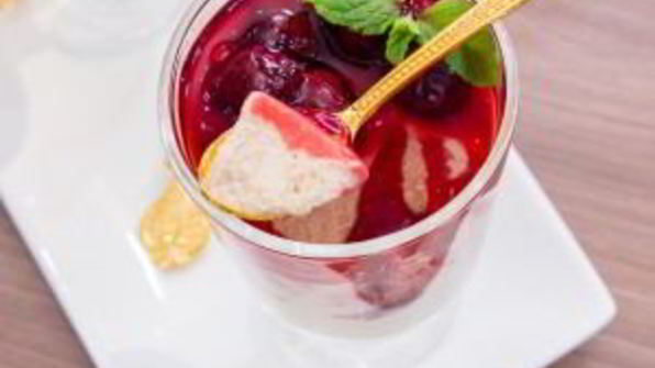 шоколадное суфле с вишневым соусом