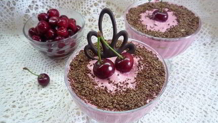 Сливочно-вишневое суфле с творогом и шоколадом