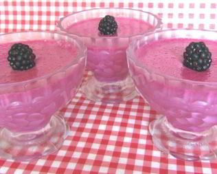 Суфле из ягод ежевики со сгущенным молоком