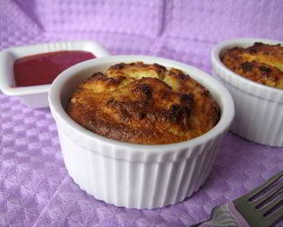 Творожное суфле с бананами и клубничным соусом