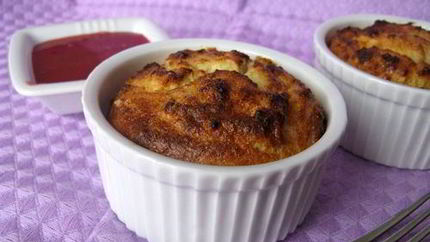 Творожное суфле с бананами и клубничным соусом