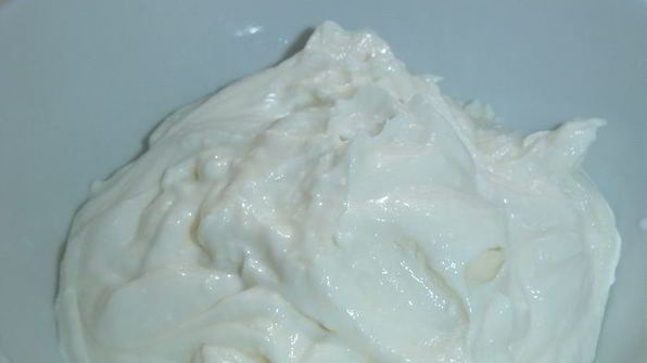 десерт в стиле тирамису с малиной и ежевикой