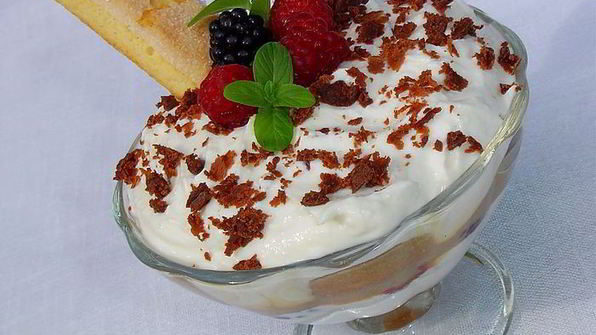 десерт в стиле тирамису с малиной и ежевикой