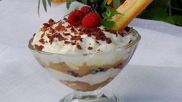 десерт в стиле тирамису с малиной и ежевикой